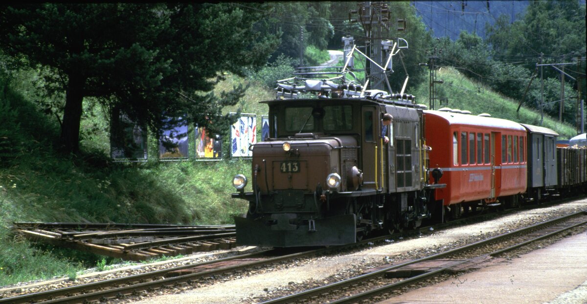 RhB Ge 6/6 I Nr.413 mit GmP in Filisur im Juli 1991.