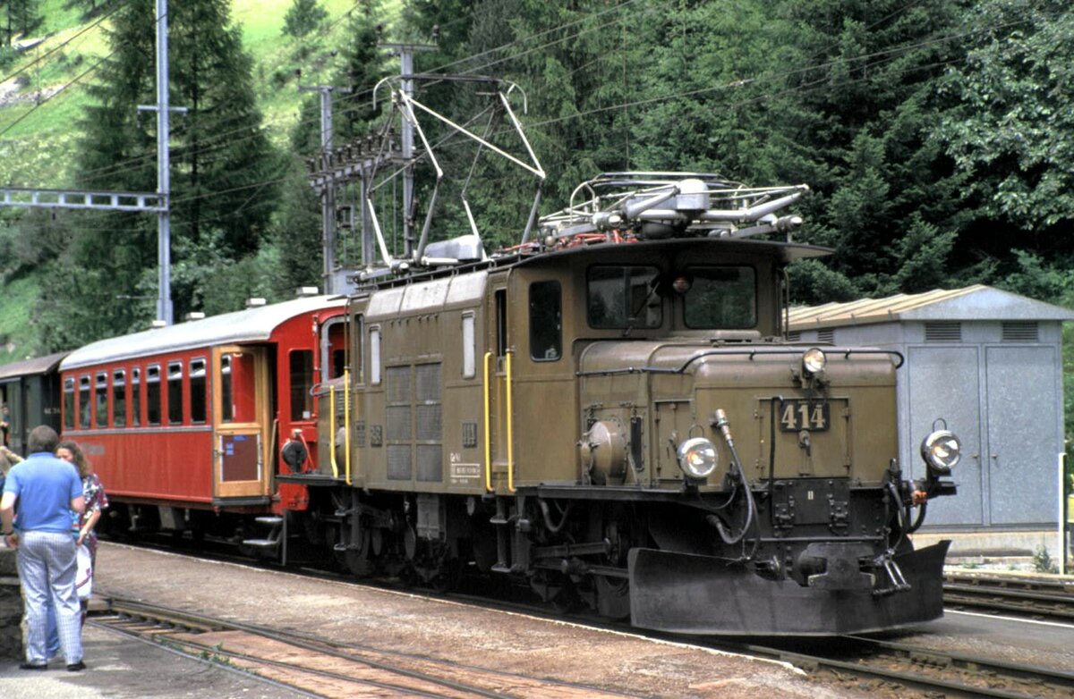 RhB Ge 6/6 I Nr.414 mit GmP in Bergün im August 1989.