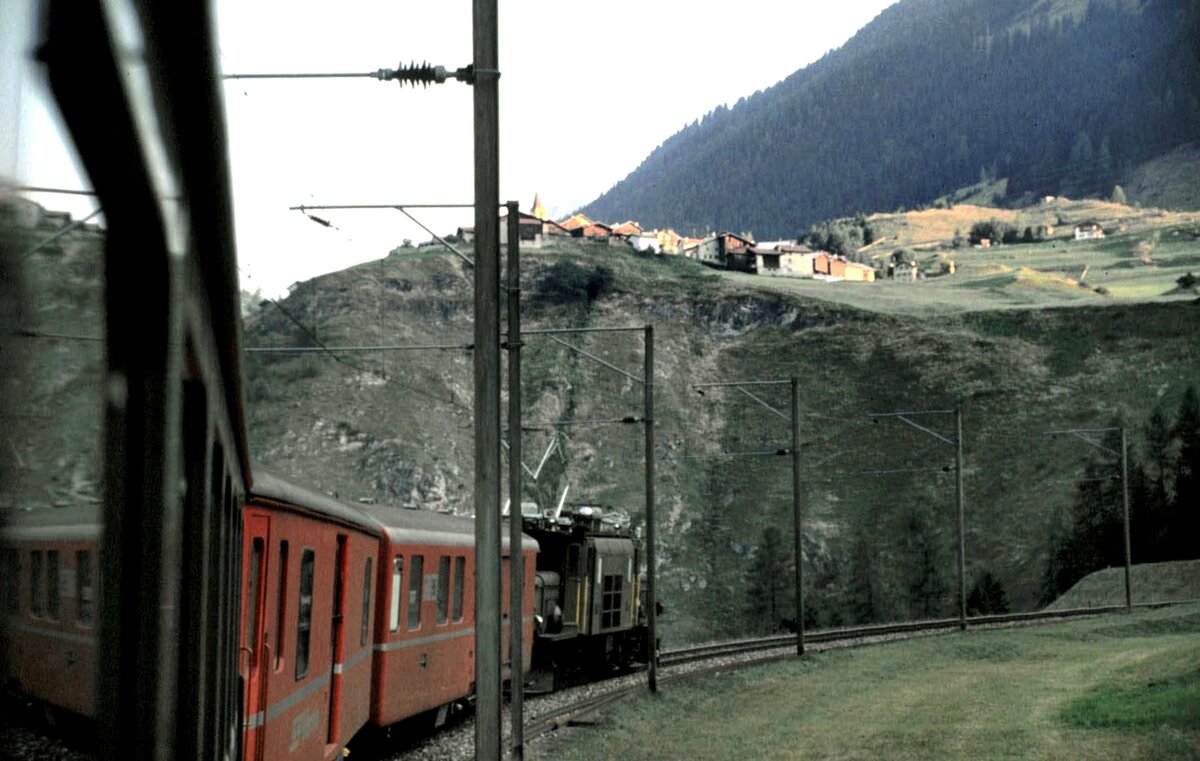 RhB Ge 6/6 I Nr.414 bei Bergün, auf dem Hügel gegenüber ist das Dörfchen Latsch, wo der erste Heidi-Film gedreht wurde, Foto im August 1990.