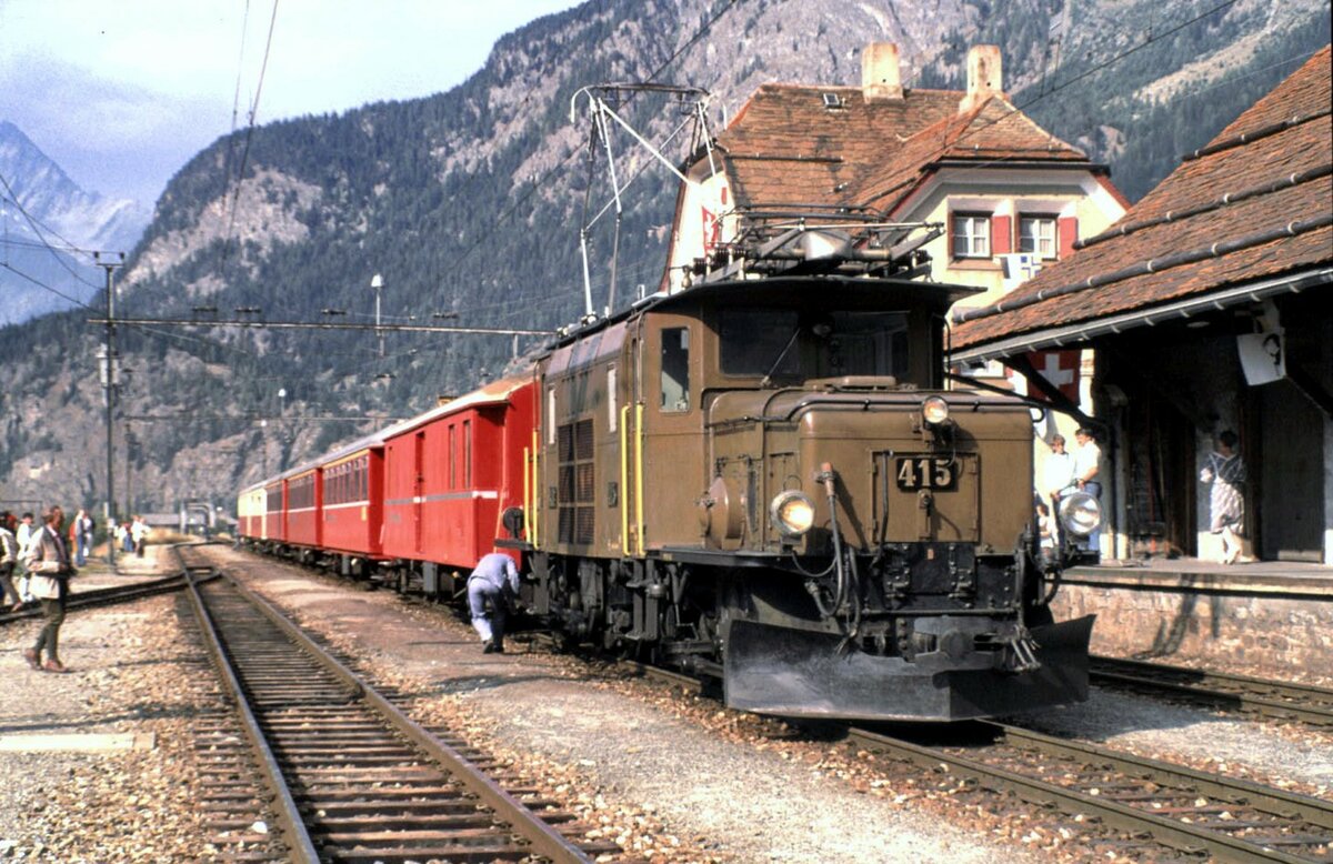 RhB Ge 6/6 I Nr.415 mit Sonderzug zum RhB Jubilum in Zernez im September 1989.