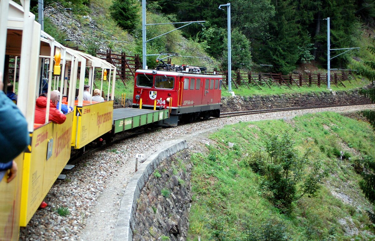 RhB Ge 6/6 II Nr.704 mit dem Railriderzug auf der Albula-Strecke am 03.10.2006. Ein richtiges Erlebnis.