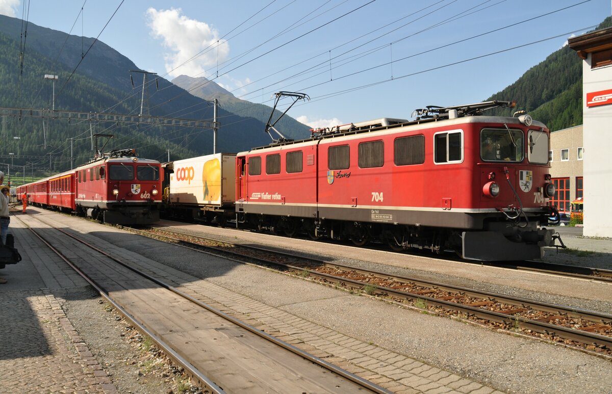 RhB Ge 6/6 II Nr.704 und Ge 4/4 I U Nr.602 in Zernez am 28.08.2009.