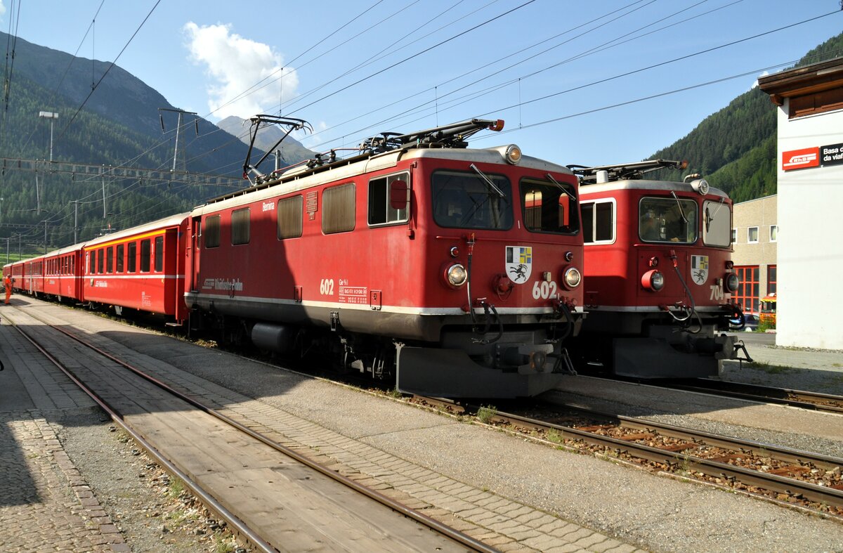 RhB Ge 6/6 II Nr.704 und Ge 4/4 I U Nr.602 in Zernez am 25.08.2009.