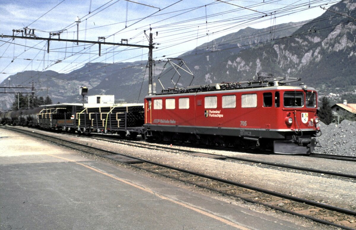RhB Ge 6/6 II Nr.705 mit Güterzug in Thusis im Oktober 1991.