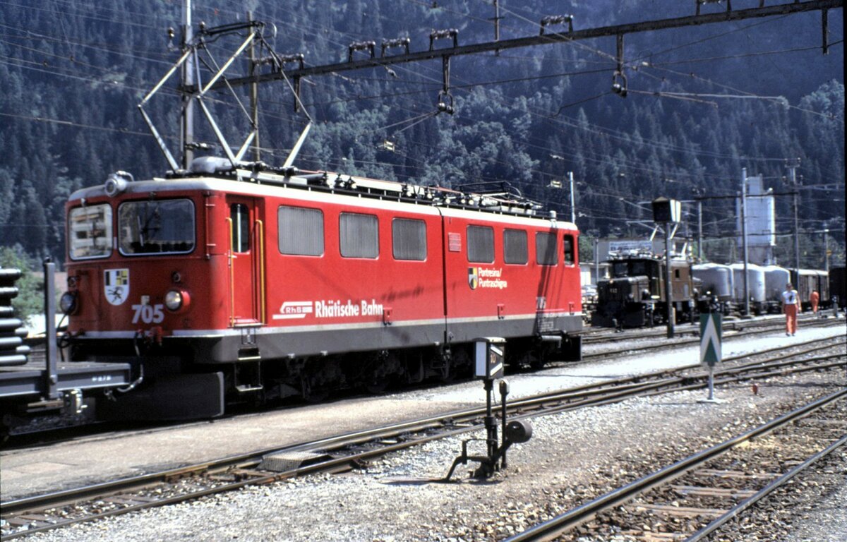 RhB Ge 6/6 II Nr.705 und Ge 6/6 I Nr.412 in Thusis im Oktober 1991.