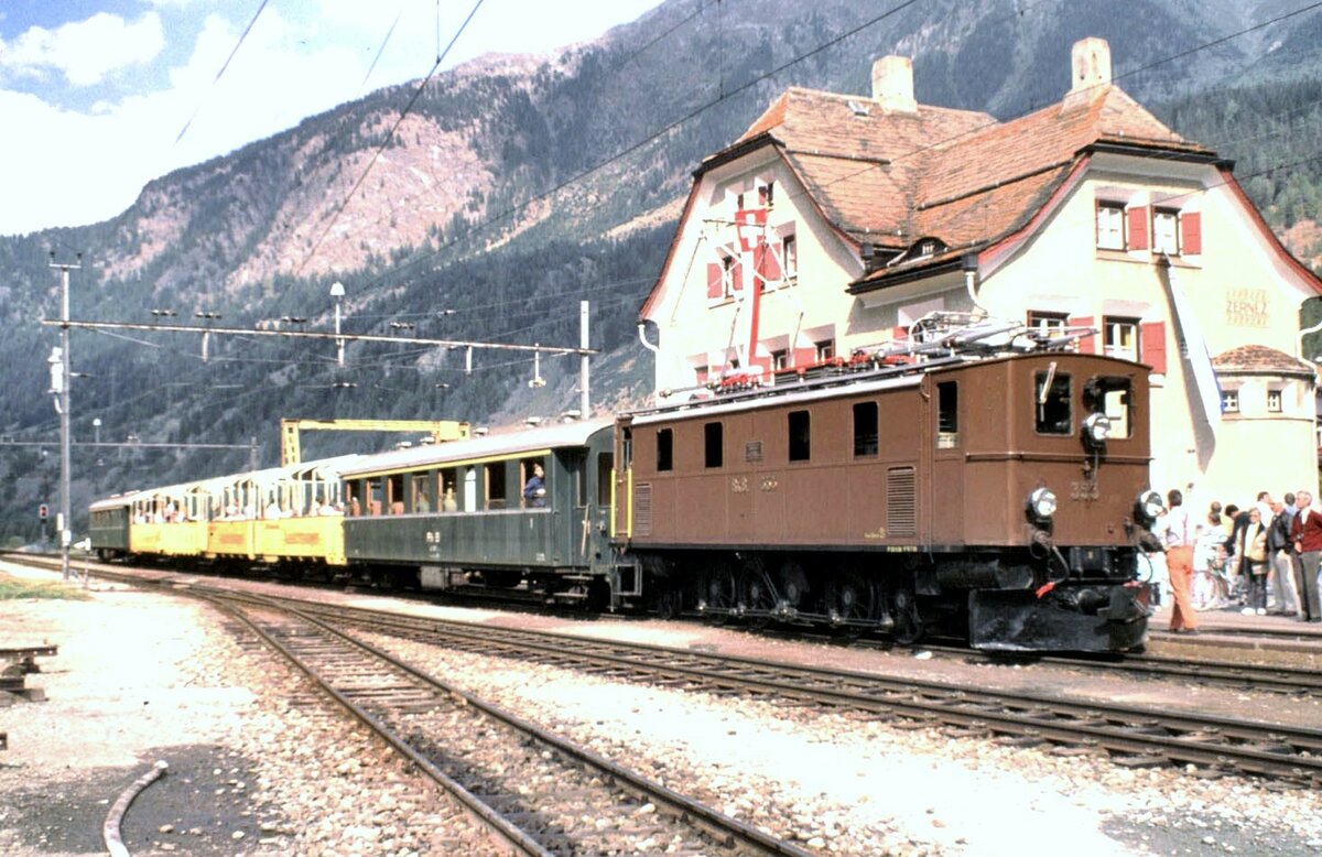 RhB Ge4/6 Nr.353 mit Jubiläumssonderzug 100 Jahre RhB in Zerez im September 1989.