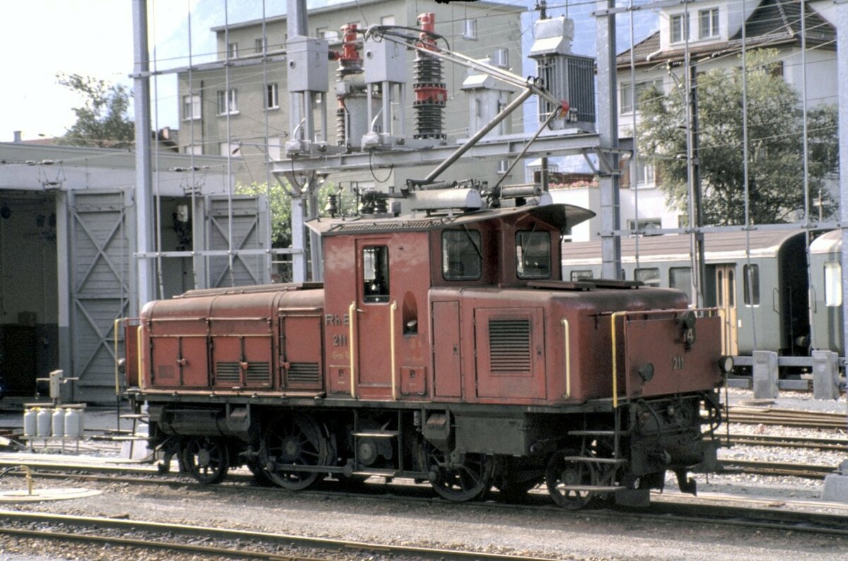 RhB Gem 2/4 Nr.211, ein Einzelstück in Chur am 14.09.1980. Im Bahnhofsteil Chur wurde elektrisch mit aufgebügeltem Stromabnehmer gefahren. Für die Abstellgruppe und im Bahnhofsvorfeld mit dem anderen Stromsystem und zur Querung des SBB-Gleises wurde der Stromabnehmer abgesengt und mit Diesel gefahren. Mit Einrichtung der Chur - Arosa Linie (930) wurde die Gem 2/4 Nr.211 überflüssig und verschrottet.