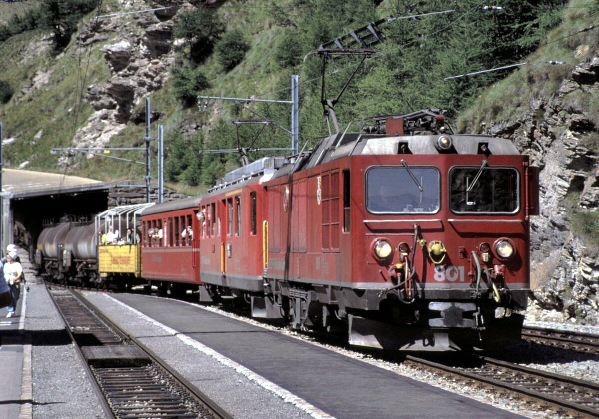 RhB Gem 4/4 Nr.801 und ABe 4/4 II Nr.41 mit Personenzug mit Gterbefrderung und offenem Aussichtswagen im Zugverband in Alp Grm im August 1990.
