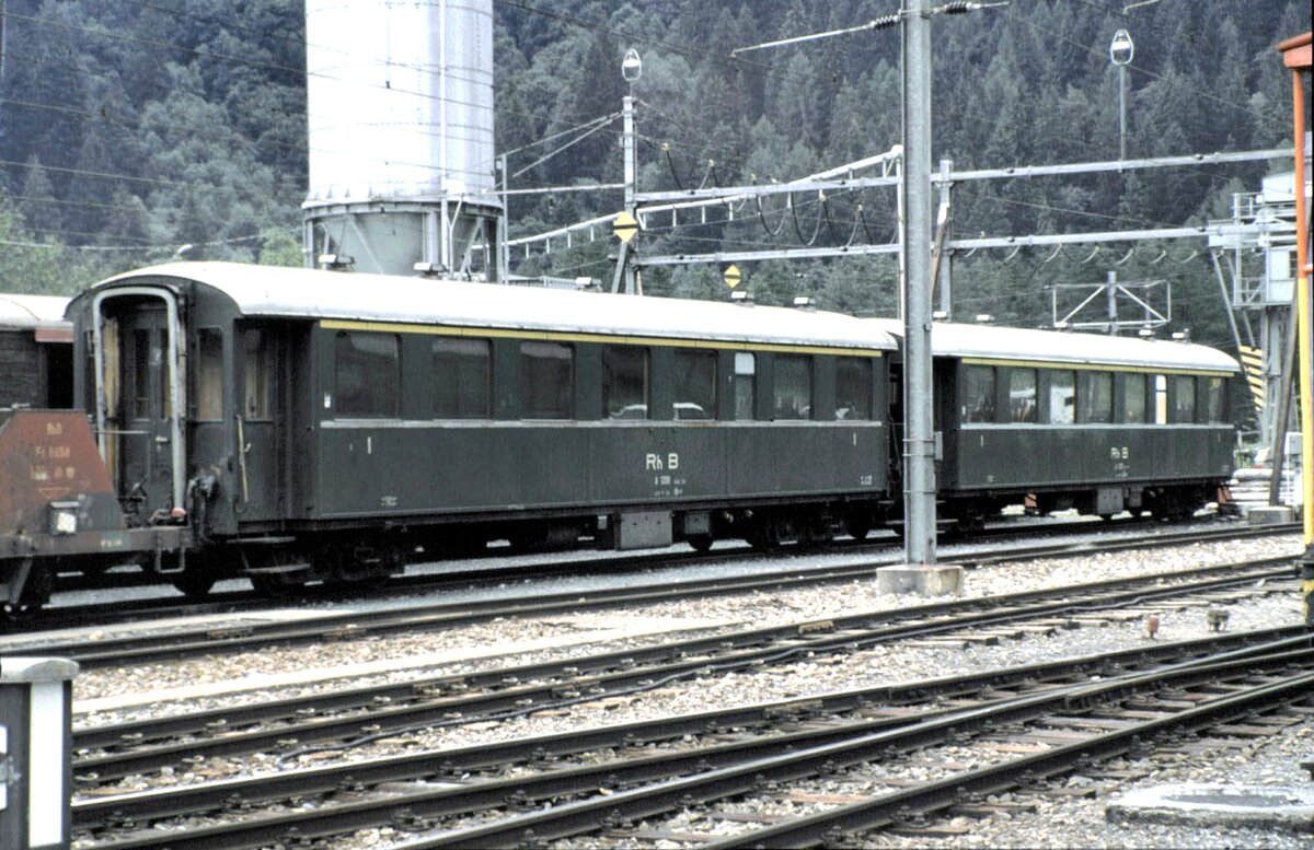 RhB grne 1.Klasse-Wagen Typ A in Thusis imAugust 1990.
