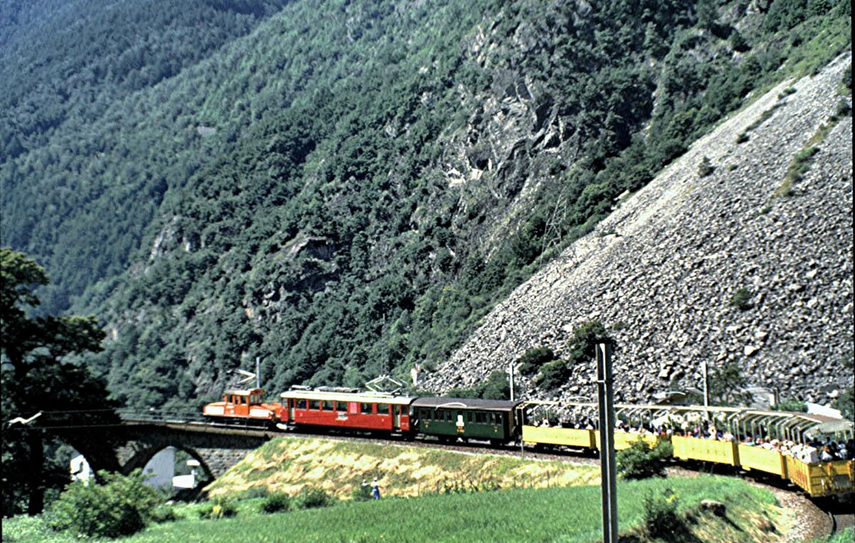 RhB Jubiläumsfahrt mit Ge 2/2 Nr.161  Eselein  und ABe 4/4 Nr.37 auf dem Kehrviadukt bei Brusio im August 1989.