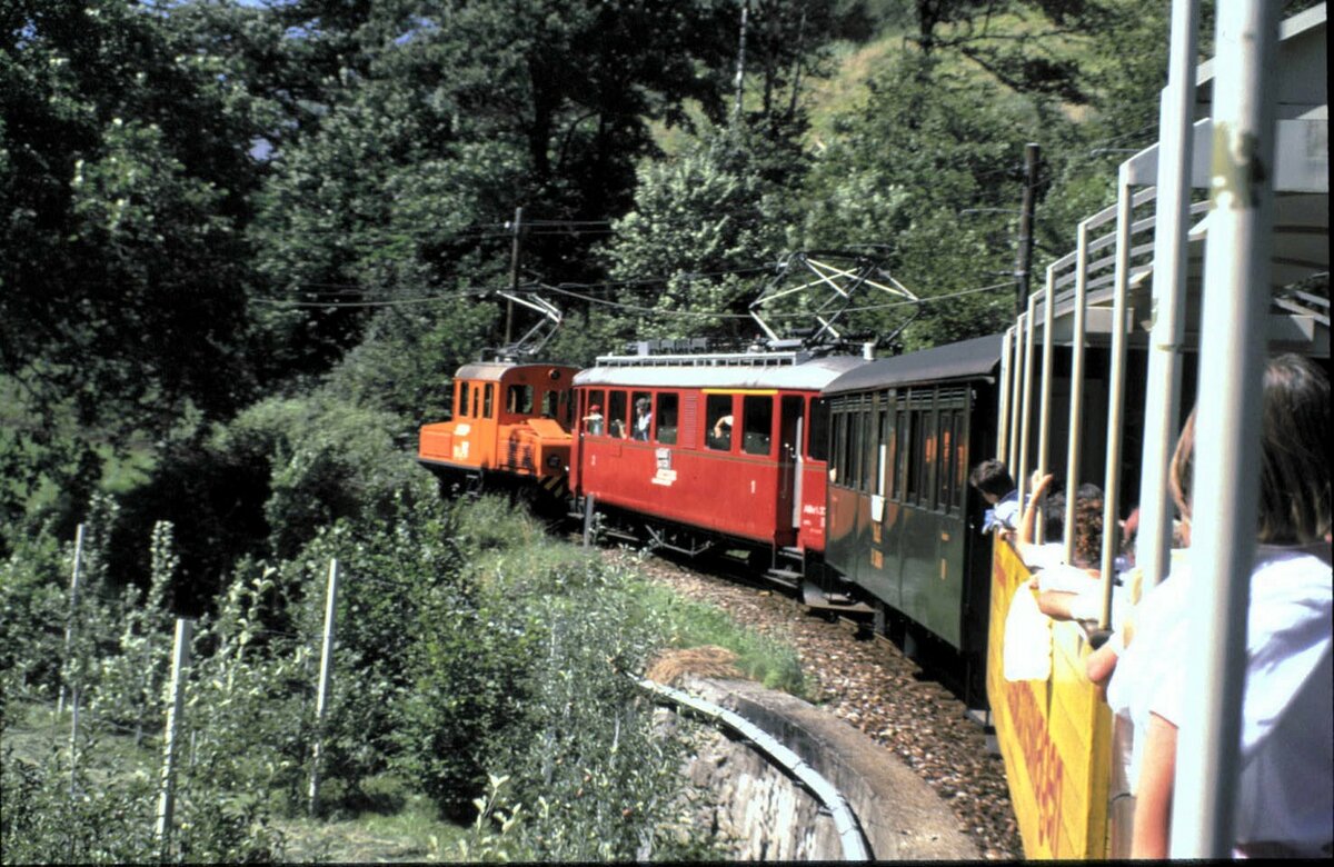 RhB Jubiläumsfahrt mit Ge 2/2 Nr.161  Eselein  und ABe 4/4 Nr.37 auf dem Kehrviadukt bei Brusio im August 1989.