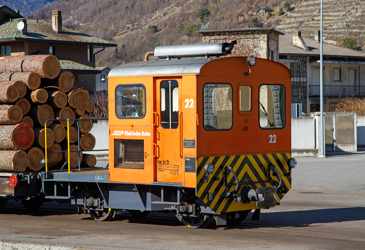 
RhB Tm 2/2 22, ex RhB Tm 2/2 58, am 19.02.2017 im RhB Bahnhof Tirano. 

Der Traktor vom Typ RACO 55 LA 4 wurde 1965 von RACO (Robert Aebi AG) unter der Fabriknummer 1717 gebaut. Im Jahr 1989 erfolgte die Remotorisierung mit einem Cummins Motor vom Typ 4BT 3.9 und die Umzeichnung in Tm 2/2 22.

Als Tm 2/2 werden diesel- oder benzinbetriebene Traktoren (Kleinlokomotiven) bezeichnet. 
Die RhB besaß im Laufe der Jahre insgesamt 42 zweiachsige Traktoren mit Verbrennungsmotoren. Davon haben sechs eine Funkfernsteuerung und tragen deshalb die Bezeichnung Tmf 2/2. Die verbleibenden 36 Fahrzeuge teilen sich auf in 26 heute orange Rangierfahrzeuge und 10 heute gelbe Baudiensttraktoren. Insgesamt hatte die RhB 12 dieser baugleichen RACO 55 LA 4.

Zwischen 1957 und 1969 lieferte die Firma Robert Aebi (Raco) die dieselmechanischen Traktoren Tm 2/2 64–67, 62–63, 57–61 und schließlich noch Nummer 56. Die Nummerierung erfolgte vor den schon vorhandenen Tm 68 und 69. Basis für diese Fahrzeuge waren die Tm II der SBB. Der mechanische Aufbau wurde von RACO entwickelt und gebaut, der Dieselmotor war von Saurer-SLM. Die Kraftübertragung vom Motor auf die Achsen erfolgte mittels Kettenantrieb, dadurch sind diese Traktoren nur für den leichten Verschubdienst an Bahnhöfen geeignet. Bei einem Umbau in den Jahren 1989-90 wurden die Motoren von SLM durch solche von Cummins ausgetauscht, dabei wurden die Nummern auf 15 bis 26 geändert und die Traktoren dabei in die Ablieferungsreihenfolge gebracht. Die ursprünglich rotbraun, heute orange lackierten Fahrzeuge sind 5,06 m lang und 9 t schwer. Sie bestreiten den Rangierdienst auf Stationen mit kleinem bis mittlerem Güteraufkommen, wobei die meisten der 12 Traktoren ihrer jeweiligen «Heimatstation» fest zugeteilt sind.

TECHNISCHE DATEN:
Spurweite: 1.000 mm
Achsfolge: B
Länge über Puffer: 5.060 mm
Breite: 2.640 mm
Leergewicht: 9 t
Ladegewicht: 2 t
Höchstgeschwindigkeit: 30 km/h (55 km/h Schleppfahrt)
Motorbauart: 4-Zylinder-Dieselmotor
Motortyp: ab 1989/90 Cummins 4BT 3.9 (ursprünglich Saurer-SLM 4 VD 11)
Motorleistung:  62 kW (ursprünglich 44 kW)
Anfahrzugkraft: 30 kN (ursprünglich 25 kN)
Stundenzugkraft: 15 kN bei 10 km/h
Leistungsübertragung: Rollenkette