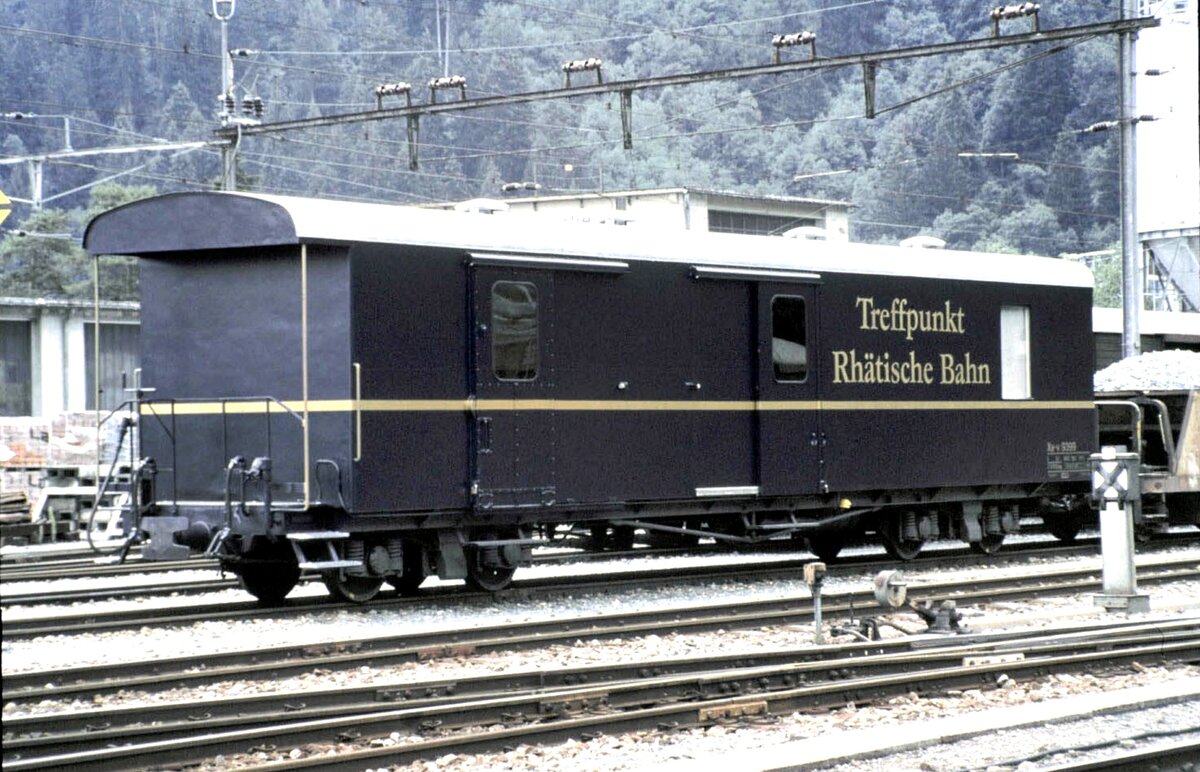 RhB Treffpunkt-Wagen in Thusis im August 1990.