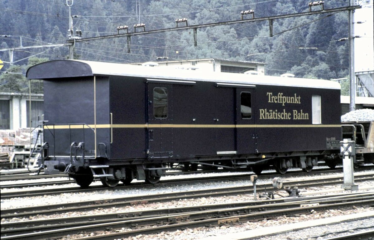RhB Treffpunktwagen in Thusis im August 1990.