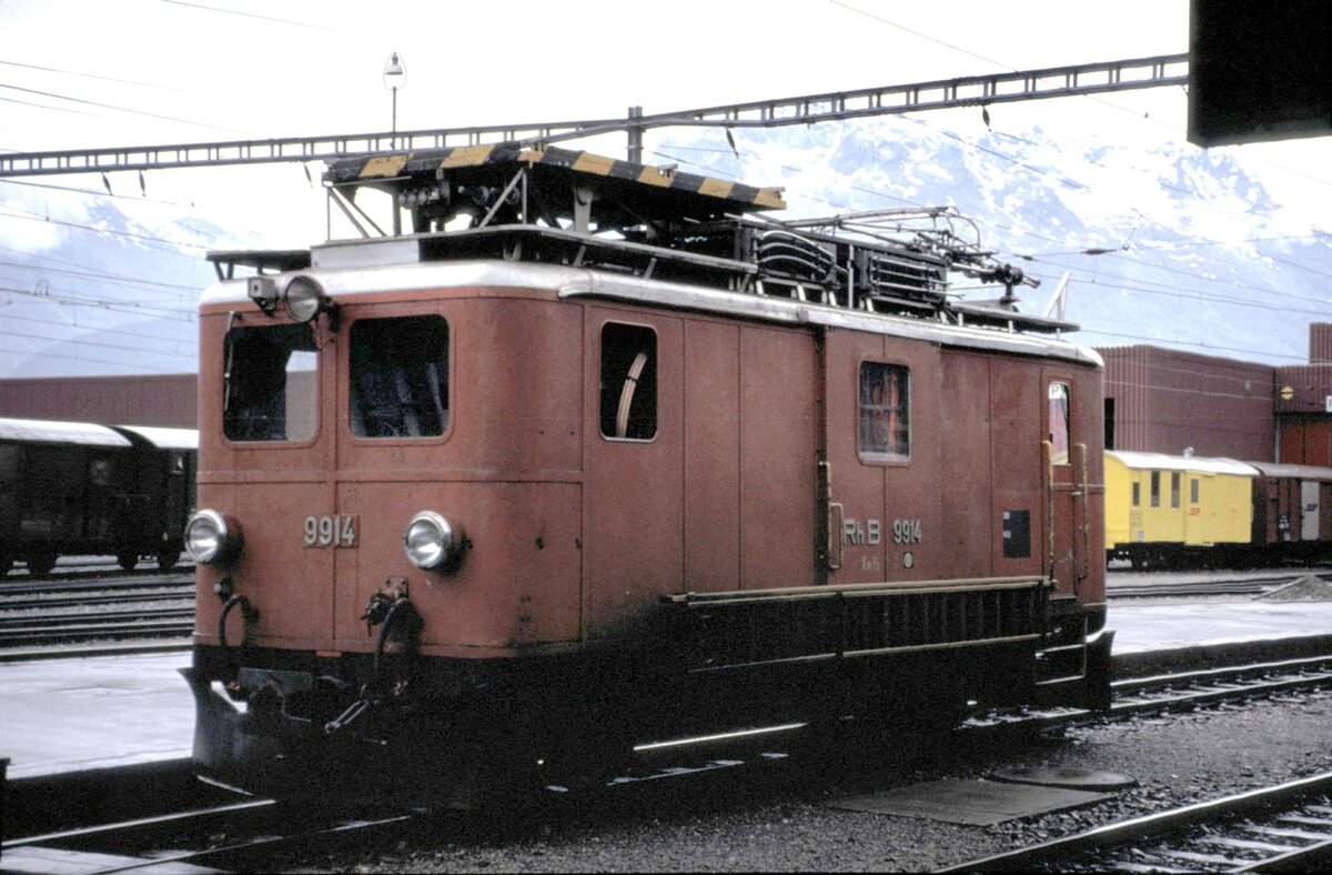 RhB Xm 2/2 Nr.9914 in Samedan am 22.06.1993.