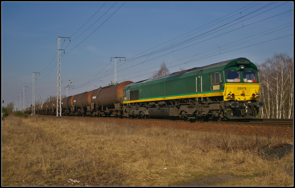 RHC DE 676 / 266 004-1 in Berlin Wuhlheide, 19.03.2015
<br><br>
Mit Zaecens-Wagen, Ladung Benzin, kam die Lok bei schönsten Wetter durchgefahren (NVR-Nummer 92 80 1266 004-1 D-RHC)