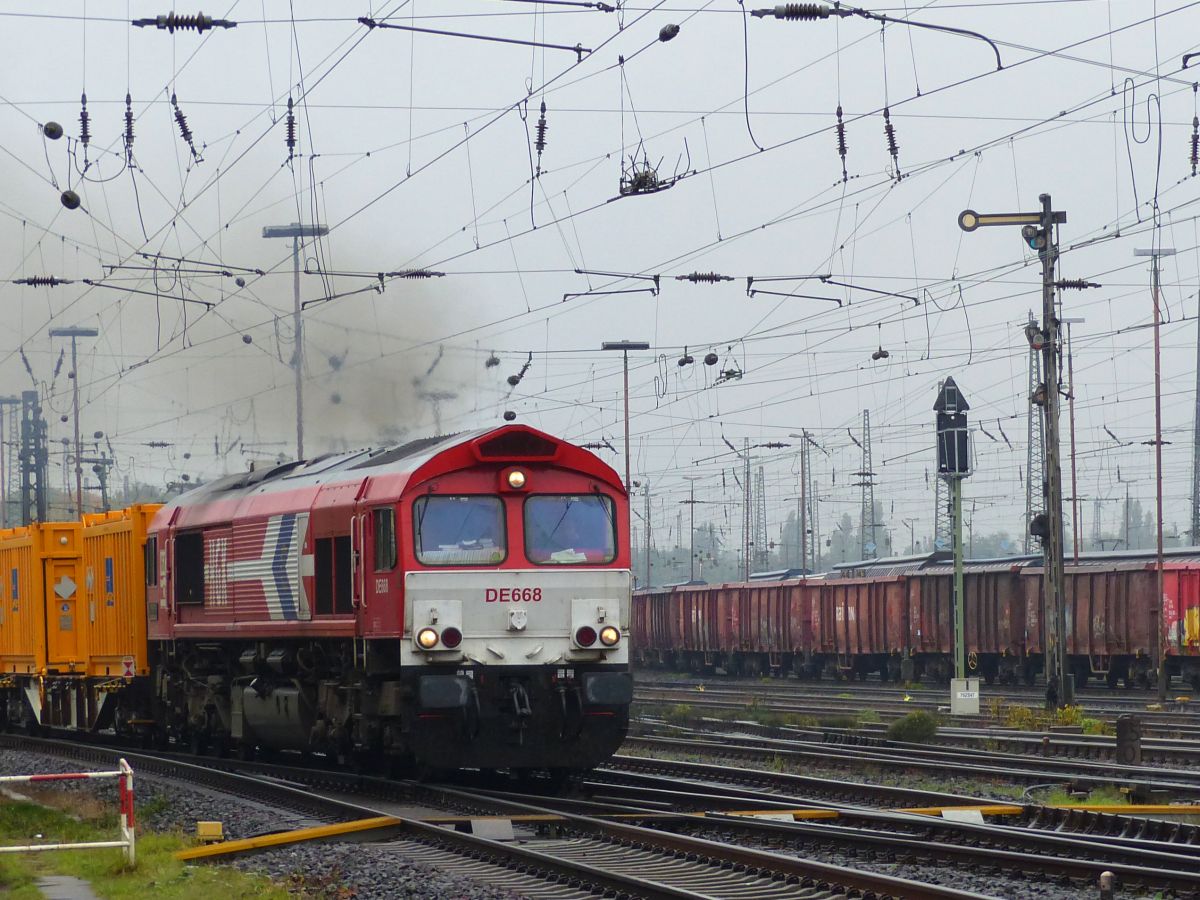 Rhein Cargo HGK (Hfen und Gterverkehr Kln AG) Diesellok DE 668 Gterbahnhof Oberhausen West 20-10-2016.

Rhein Cargo HGK (Hfen und Gterverkehr Kln AG) dieselloc DE 668 goederenstation Oberhausen West 20-10-2016.