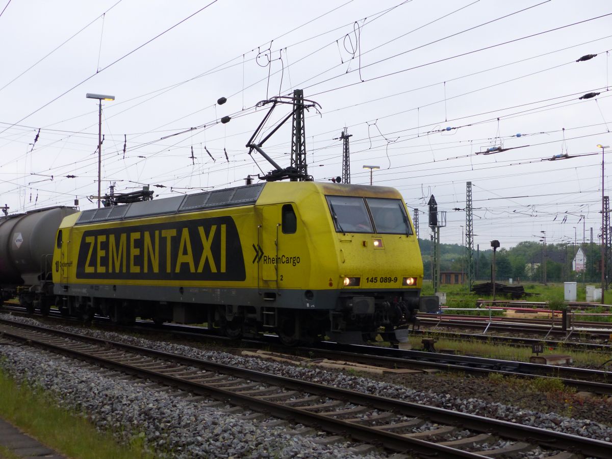 Rhein Cargo Lok 145 089-9 mit Aufschrift Zementaxi. G�terbahnhof Oberhausen West 18-05-2017.

Rhein Cargo loc 145 089-9 met opschrift Zementaxi. Goederenstation Oberhausen West 18-05-2017.