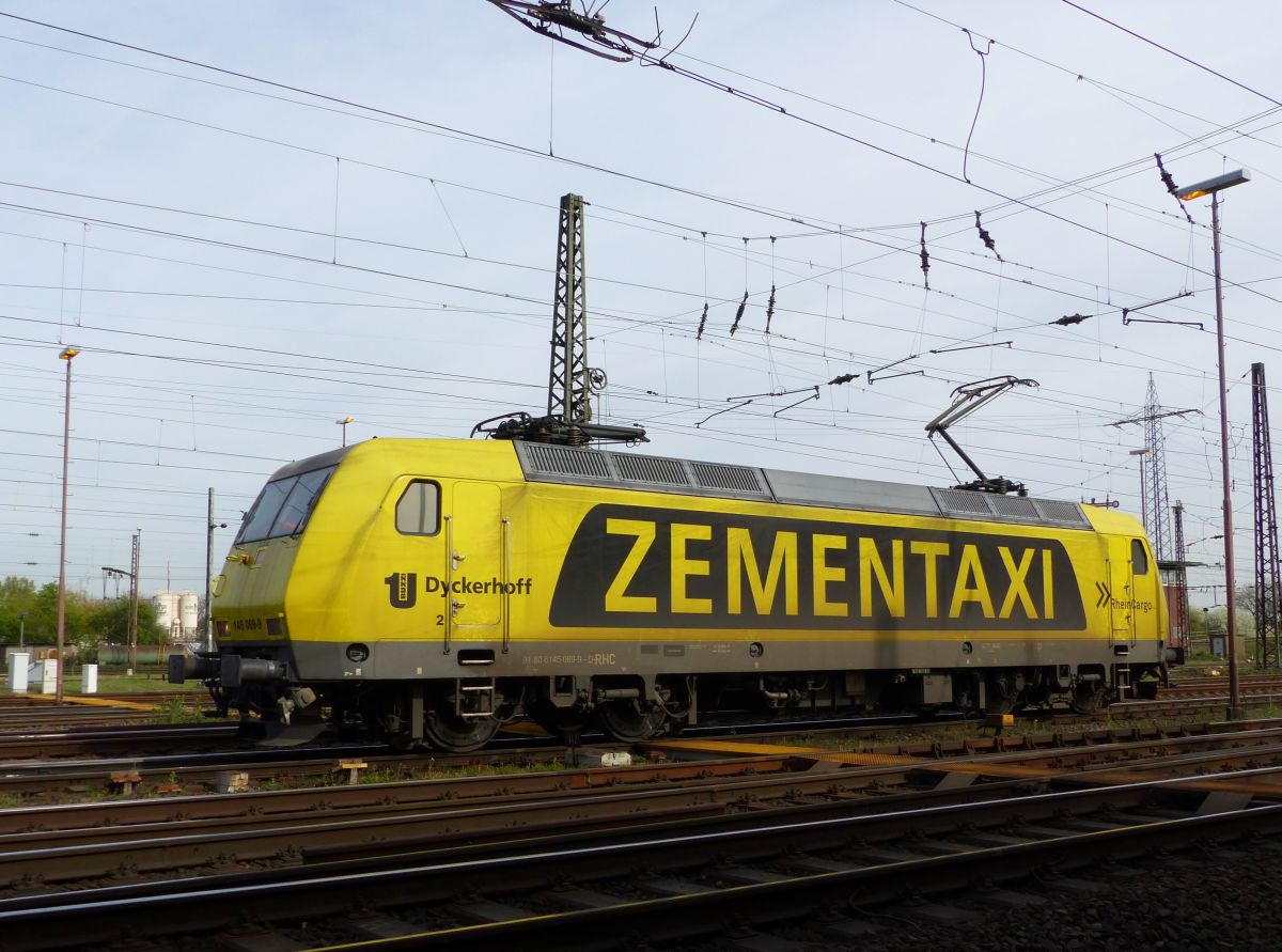 Rhein Cargo Lok 145 089-9 mit Aufschrift  Zementaxi . Gterbahnhof Oberhausen West 31-03-2017.

Rhein Cargo loc 145 089-9 met opschrift  Zementaxi . Goederenstation Oberhausen West 31-03-2017.