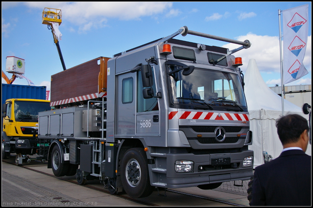 Rheinbahn 9886 ist ein auf Basis eines MB Actros von der niederlndischen Firma Hilton Kommunal GmbH gebautes Oberleitungsmontagefahrzeug. Der Zweiwege-Truck war auf der InnoTrans 2014 ausgestellt