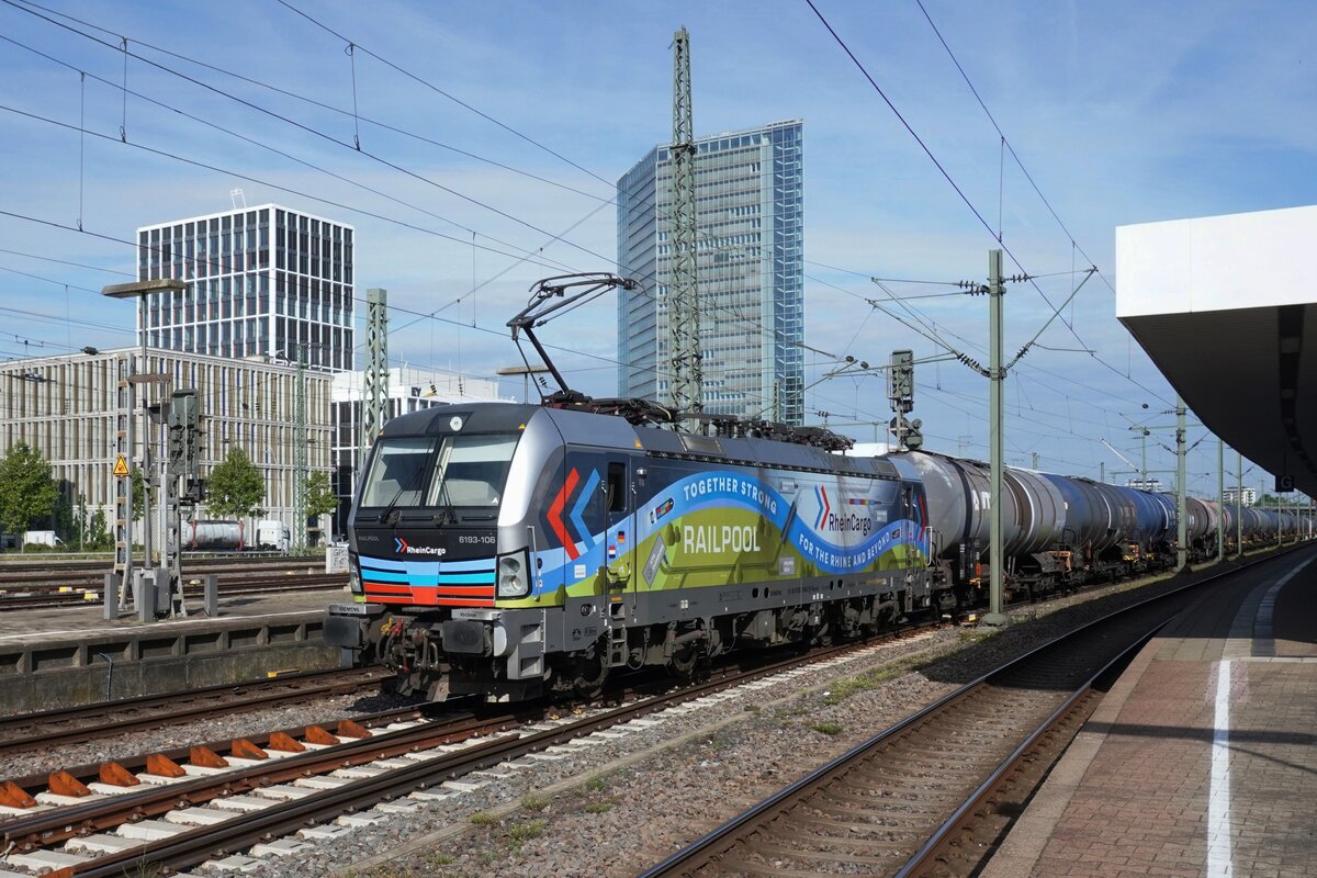 RheinCargo 193 106 verlasst am 25 Mai 2026 Mannheim Hbf mit ein Kesselzug.