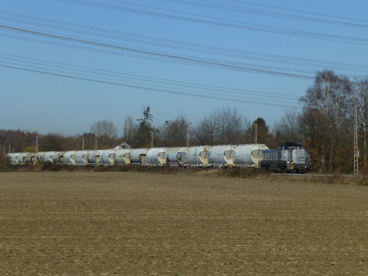 Rheincargo DE 501 mit einem Staubgutwagenganzzug, die Lok ist 92 80 4185 017-5 D-RHC. 27.2.19 bei Hilden.