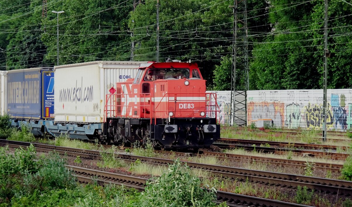 RheinCargo DE 83 schleppt der Ekol-KLV am 19 Mai 2022 durch Köln West.