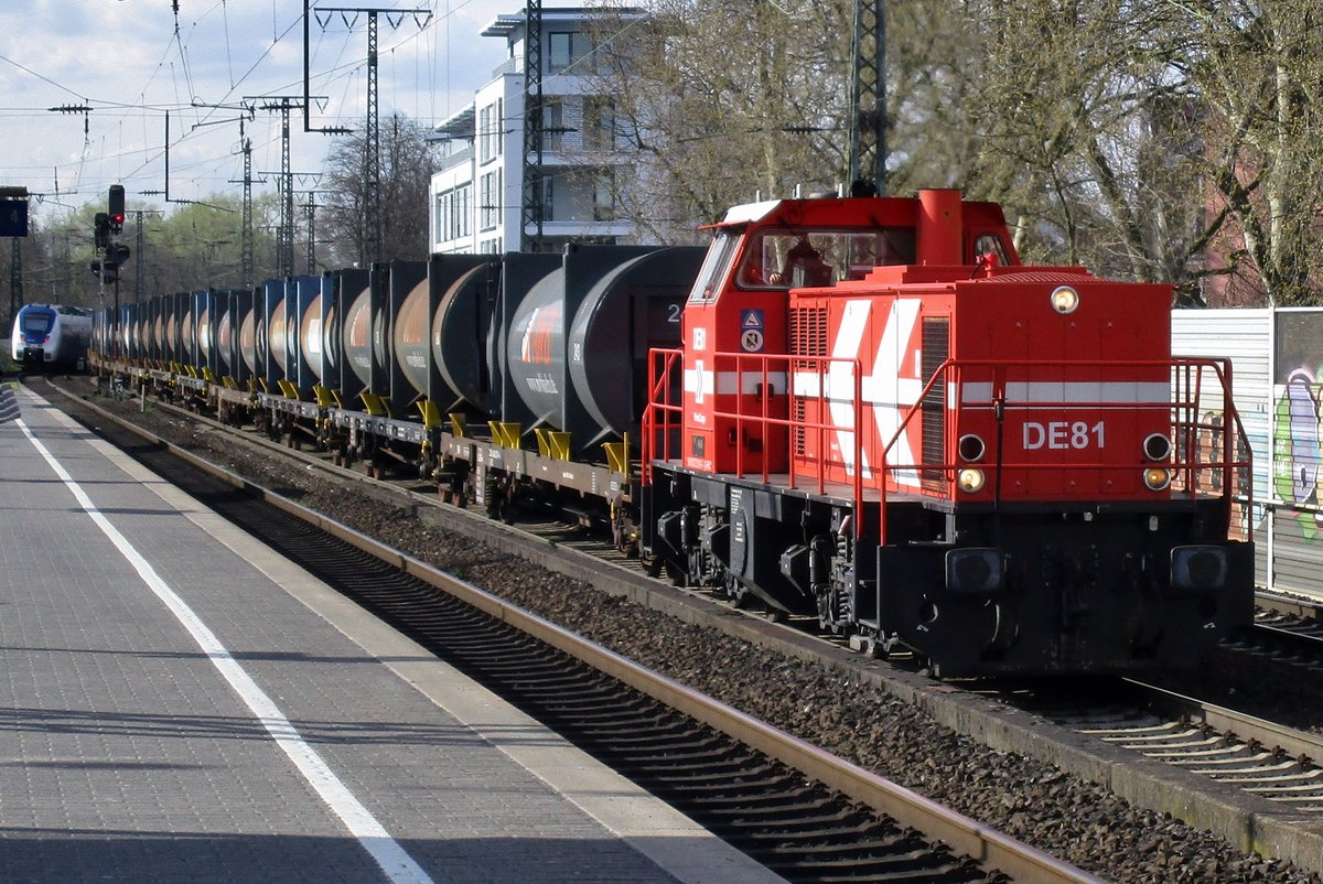 Rheincargo DE81 schleppt ein Müllzug durch Köln Süd am 30 März 2017.