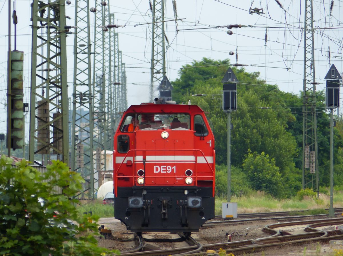 RheinCargo dieselloc DE 91 Rangierbahnhof Gremberg bei Gremberg Gnf (Gremberg Nord Fahrdienstleitung) Porzer Ringstrae, Kln 09-07-2016.

RheinCargo dieselloc DE 91 rangeerstation Gremberg bij seinhuis Gremberg Gnf (Gremberg Nord Fahrdienstleitung) Porzer Ringstrae, Keulen 09-07-2016.