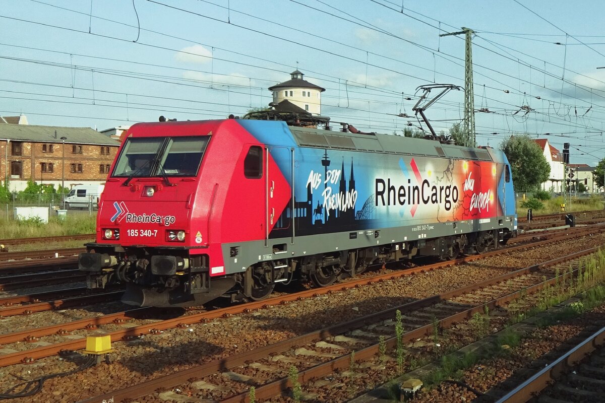 RheinCargo, ex-DB Cargo, 185 340 lauft am Abend von 21 Augustus 2021 um in Angermünde.