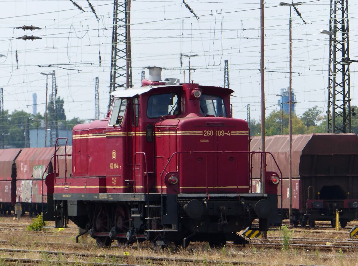 Rheinische Eisenbahn Diesellok 260 109-4 (98 80 3360 109-3 D-EVG) G�terbahnhof Oberhausen West 06-07-2018.

Rheinische Eisenbahn dieselloc 260 109-4 (98 80 3360 109-3 D-EVG) goederenstation Oberhausen West 06-07-2018.