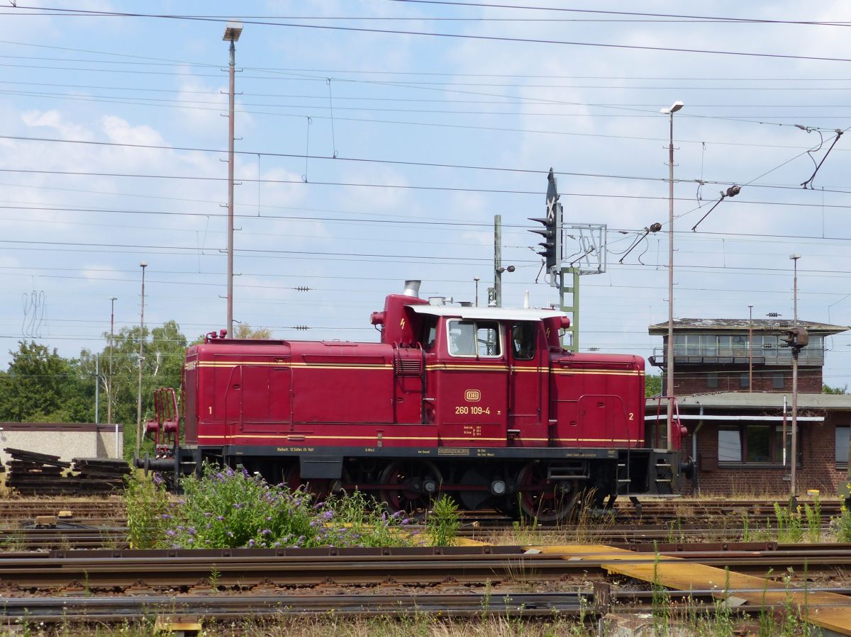 Rheinische Eisenbahn Diesellok 260 109-4 (98 80 3360 109-3 D-EVG) G�terbahnhof Oberhausen West 06-07-2018.

Rheinische Eisenbahn dieselloc 260 109-4 (98 80 3360 109-3 D-EVG) goederenstation Oberhausen West 06-07-2018.