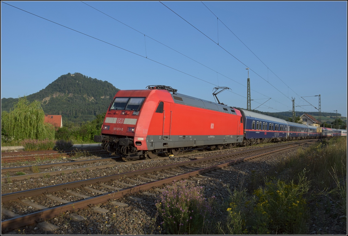 Rheintalumleiter im Hegau.

Der Nightjet ist ebenso im Hegau eine Besonderheit. Hier gezogen von 101 011.
 
Welschingen, August 2021.