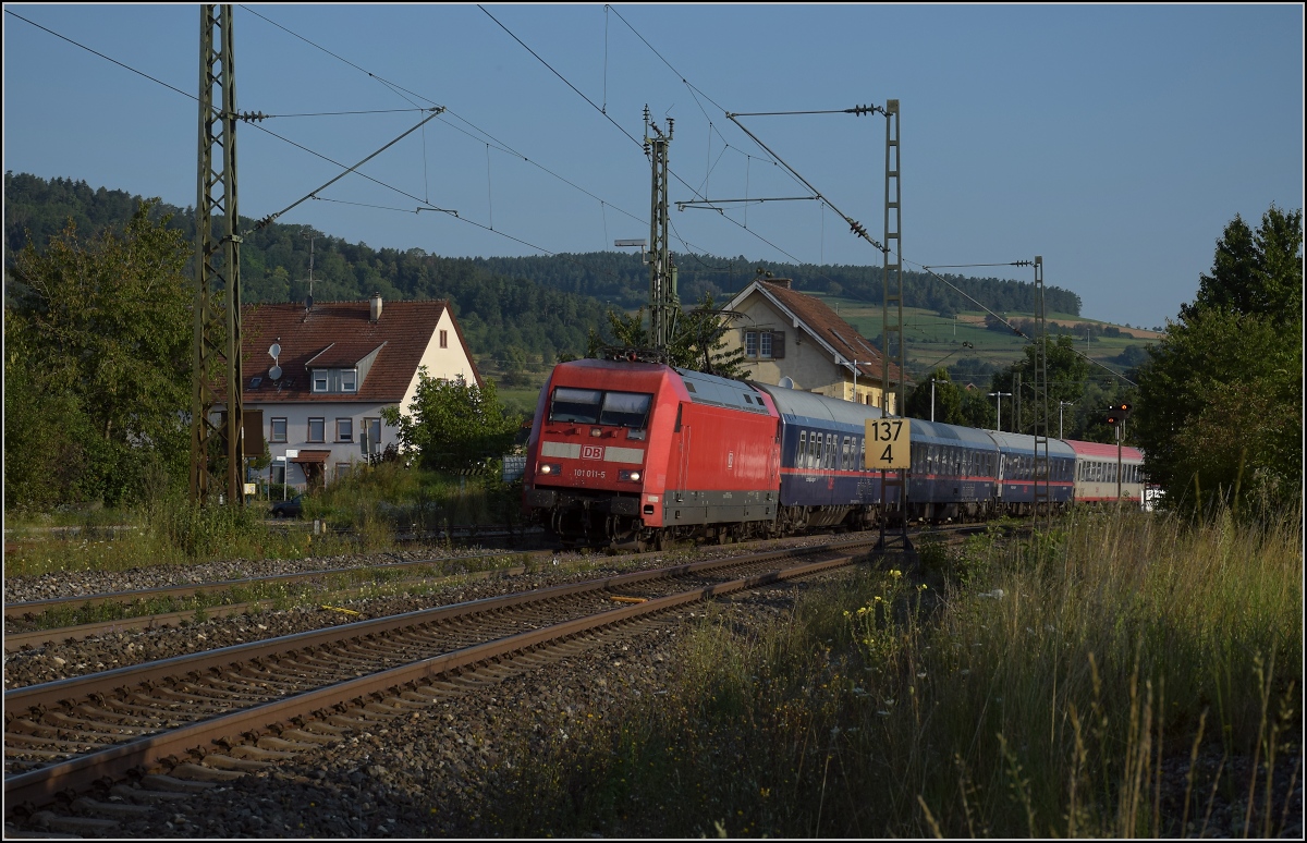 Rheintalumleiter im Hegau.

Der Nightjet ist ebenso im Hegau eine Besonderheit. Hier gezogen von 101 011.
 
Welschingen, August 2021.