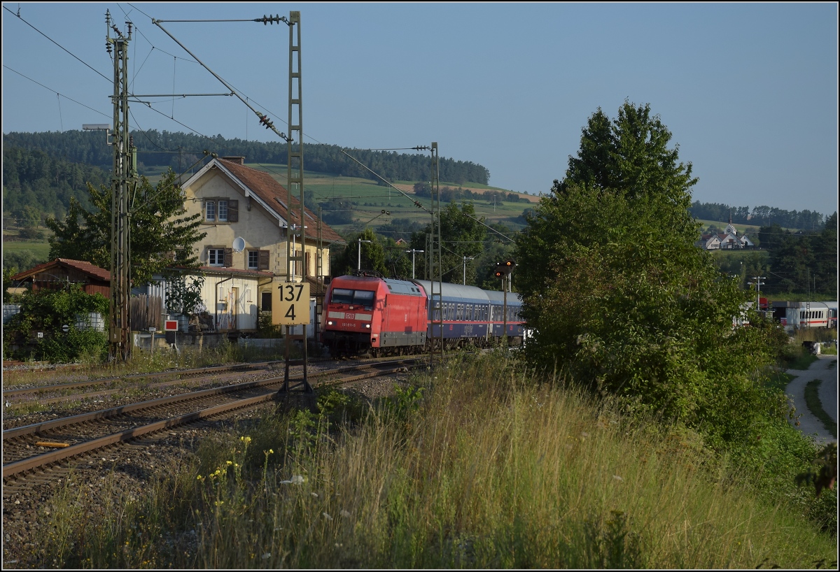 Rheintalumleiter im Hegau.

Der Nightjet ist ebenso im Hegau eine Besonderheit. Hier gezogen von 101 011.
 
Welschingen, August 2021.