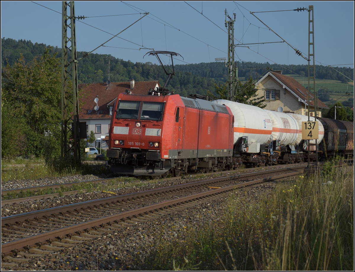 Rheintalumleiter im Hegau.

Ein Güterzug mit 185 169 war schon fast eine Besonderheit, da anders als während Rastattgate die letzten zwei Wochen fast ausschließlich Loks mit Schweizzulassung fuhren und ihren Zug in Singen auch umfuhren und weiterbeförderten. 185 169 muss allerdings in Singen bleiben, da sie kein Schweizpaket hat.
 
Welschingen, August 2021.