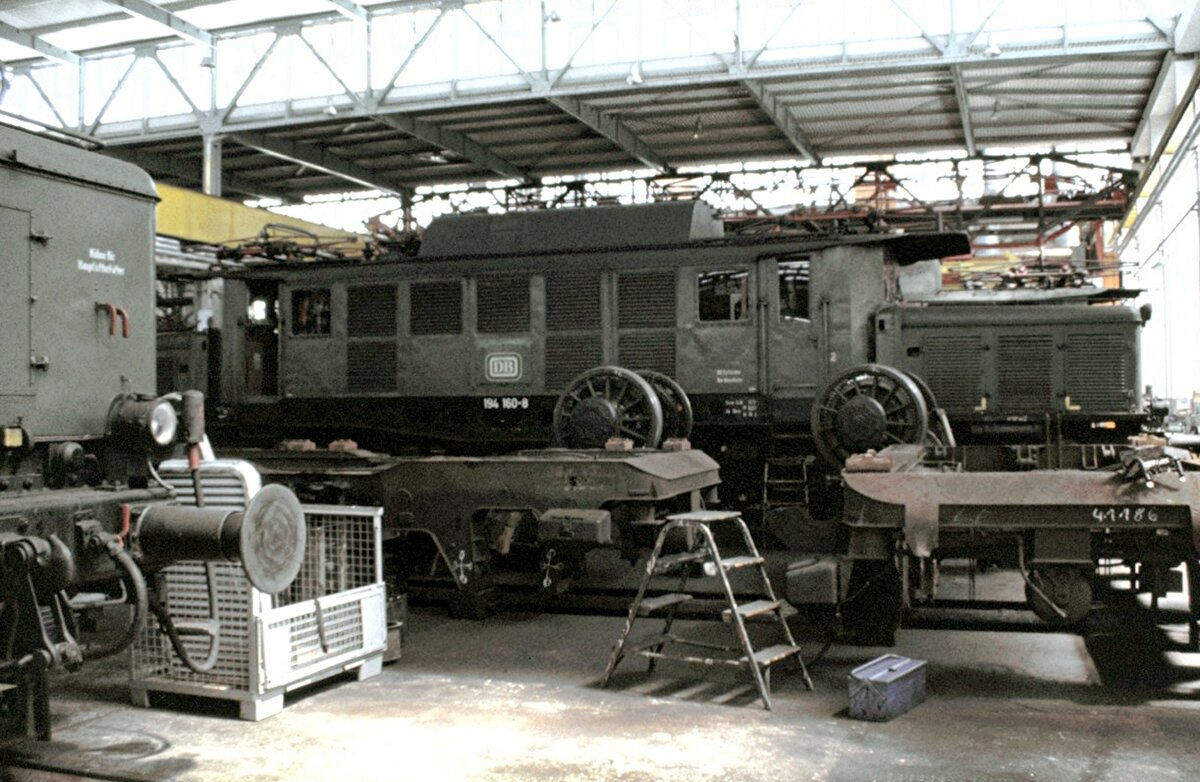 Richthalle für 194 er in München Freimann bei der Ausstellung 100 Jahre elektrische Lokomotive am 25.05.1979. In der Halle steht unter anderen 194ern, die 195 160-8.