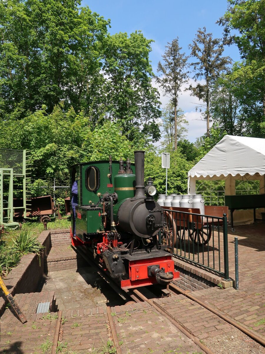 Rijssens Leemspoor Dampflokomotive nummer 3  Maaike  Baujahr 1913 von Orenstein en Koppel (O&K) Berlin Babelsberg. Segment-Drehscheibe Schmalspurmuseum Leemspoor, Rijssen 09-05-2024.


Rijssens Leemspoor stoomlocomotief nummer 3  Maaike  gebouwd in het jaar 1913 door Orenstein en Koppel (O&K) Berlin Babelsberg. Op de segmentdraaischijf smalspoormuseum Leemspoor, Rijssen 09-05-2024.