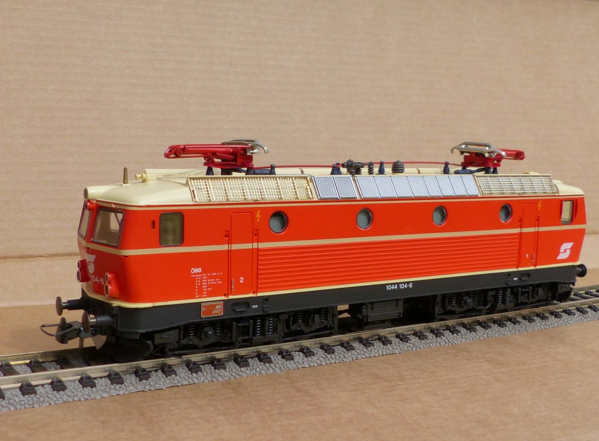 Roco 43549 e-loc �BB Baureihe 1044 in Masstab H0. Fotografiert 22-04-2016.

Roco 43549 e-loc bouwserie 1044 van de �BB in schaal H0. 22-04-2016.