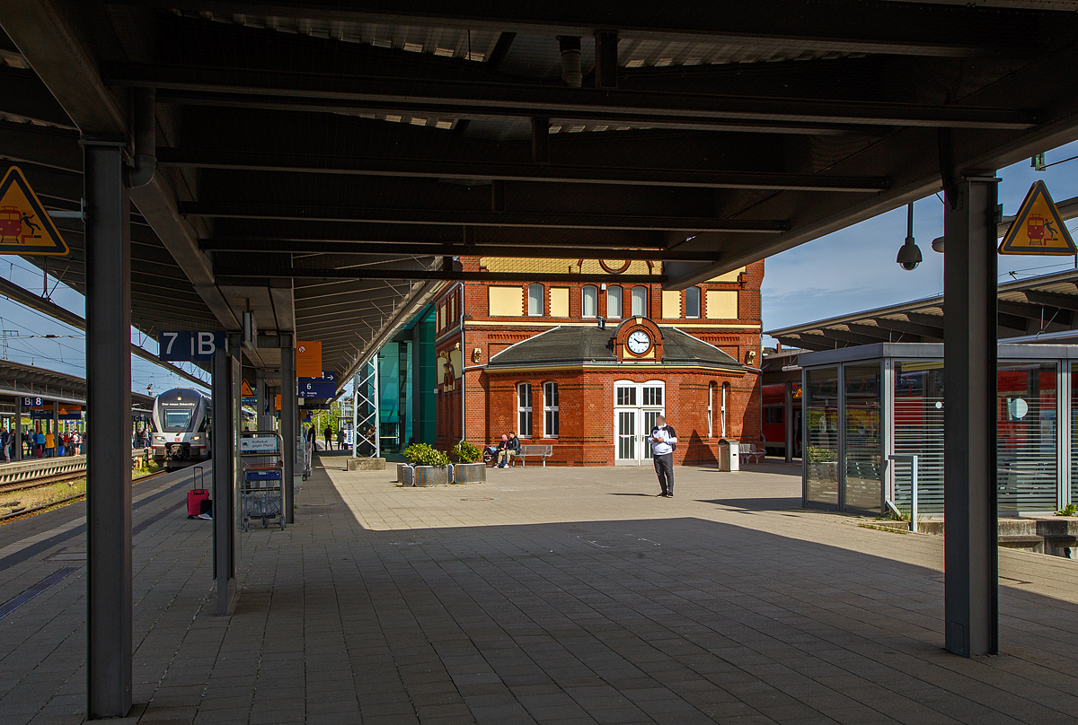 Rostock Hauptbahnhof am 16.05.2022 auf den Mittelbahnsteigen.