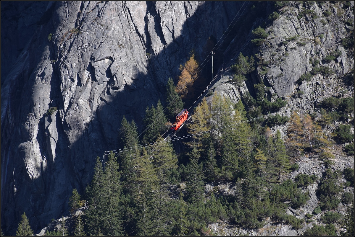 Rot leuchtet hier der Wagen der Gelmerbahn. Die Standseilbahn ist mit bis zu 106% Steigung teilweise eher ein Aufzug denn eine Bahn... Guttannen, Oktober 2017.