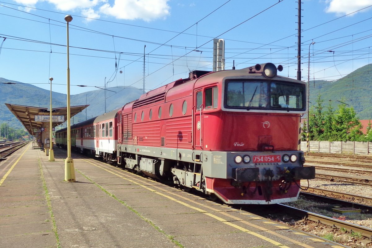 Roter 754 054 verlässt am 14 Mai 2018 Vrutky. 