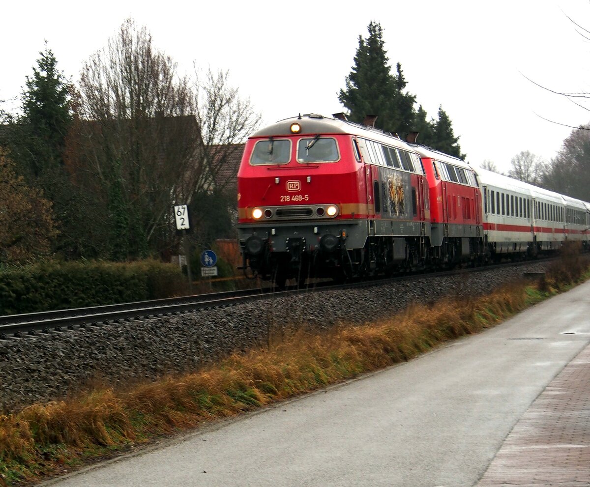RP 218 469-5  Betty Boom  und DB 218 mit IC Allgäu in Bellenberg am 27.12.2019.