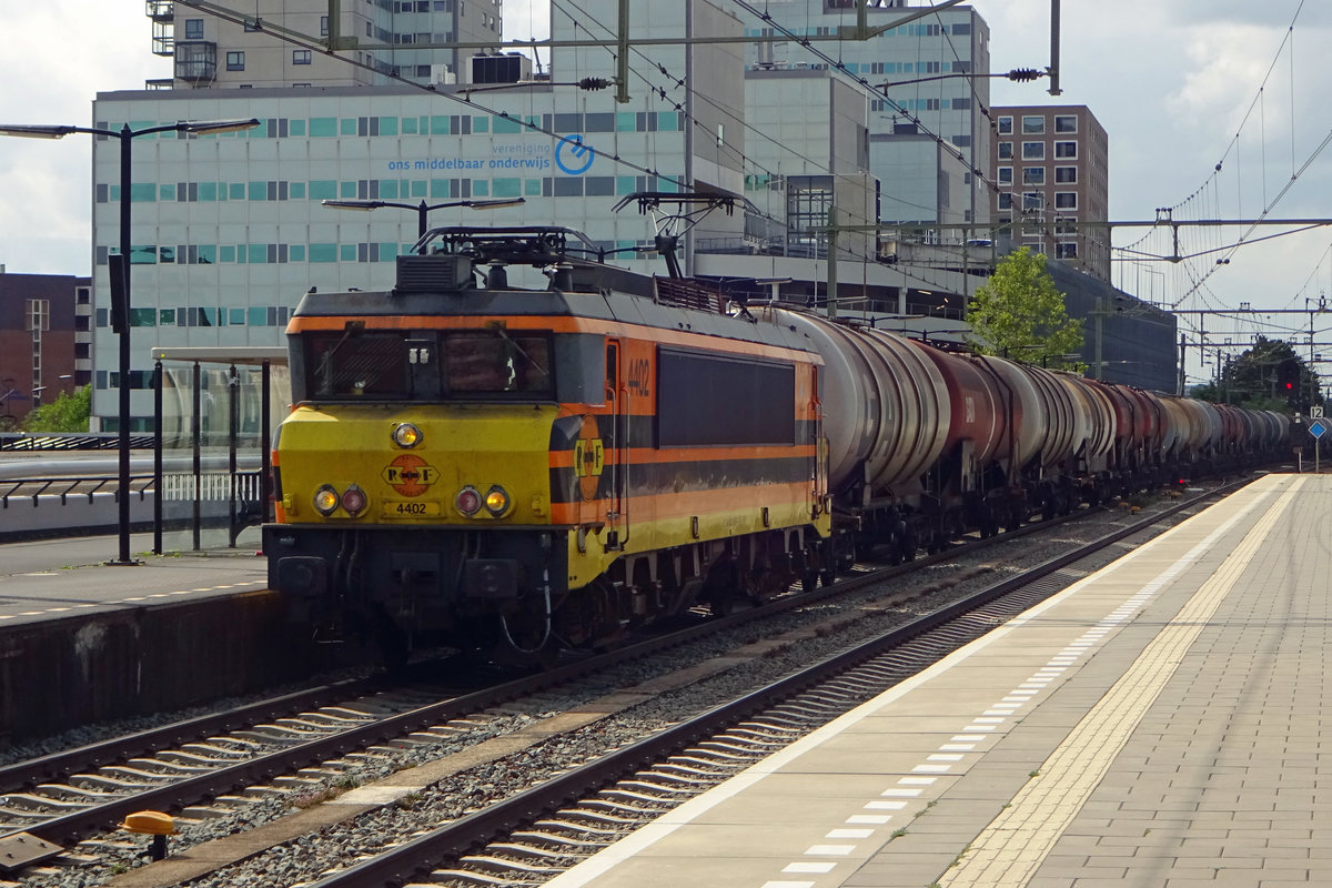 RRF 4402 schleppt ein Kesselwagenzug durch Tilburg am 14 Augustus 2019.