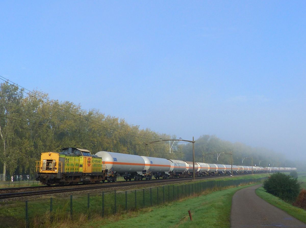 RRF (Rotterdam Rail Feeding) V100 Diesellokomotive 24 Polder Oudendijk, Willemsdorp 23-10-2020.


RRF (Rotterdam Rail Feeding) V100 diesellocomotief 24 Polder Oudendijk, Willemsdorp 23-10-2020.