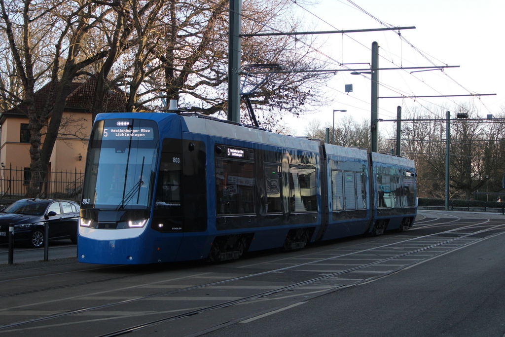 RSAG Wagen 803 als Linie 5 von Rostock Südblick nach Rostock Mecklenburger Allee am 30.12.2025 in der Rostocker Innenstadt 