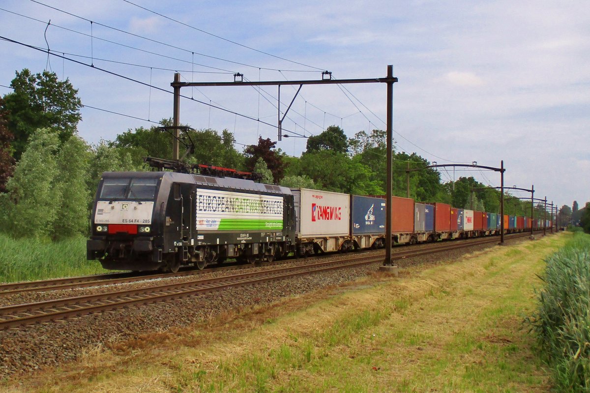 RTB 189 285 passiert auf deren Hinfahrt vom Kijfhoek am 10 Juni 2017 Dortdrecht Zuid.. Der RTB/EGS-Aufkleber ist am diesen Lokseite intakt.