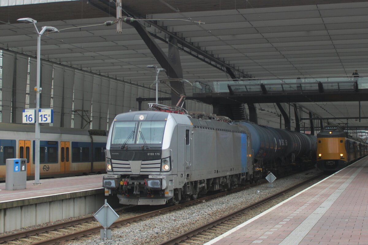 RTB 193 179 zieht am 4 Jänner 2025 ein Kesselwagenzug durch Rotterdam Centraal nach Bad Bentheim.