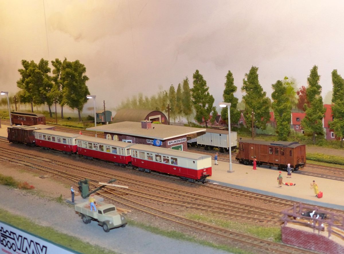 RTM Modelleisenbahn in Maastab H0 (1:87)  Voornse Modelspoor Vereniging , Oostvoorne, Niederlande. Ausstellung  Nederlandse modelspoordagen  in Rijswijk, Niederlande 09-01-2016.


RTM modulebaan in schaal H0 (1:87) van de Voornse Modelspoor Vereniging, Oostvoorne. Nederlandse modelspoordagen, Rijswijk 09-01-2016.