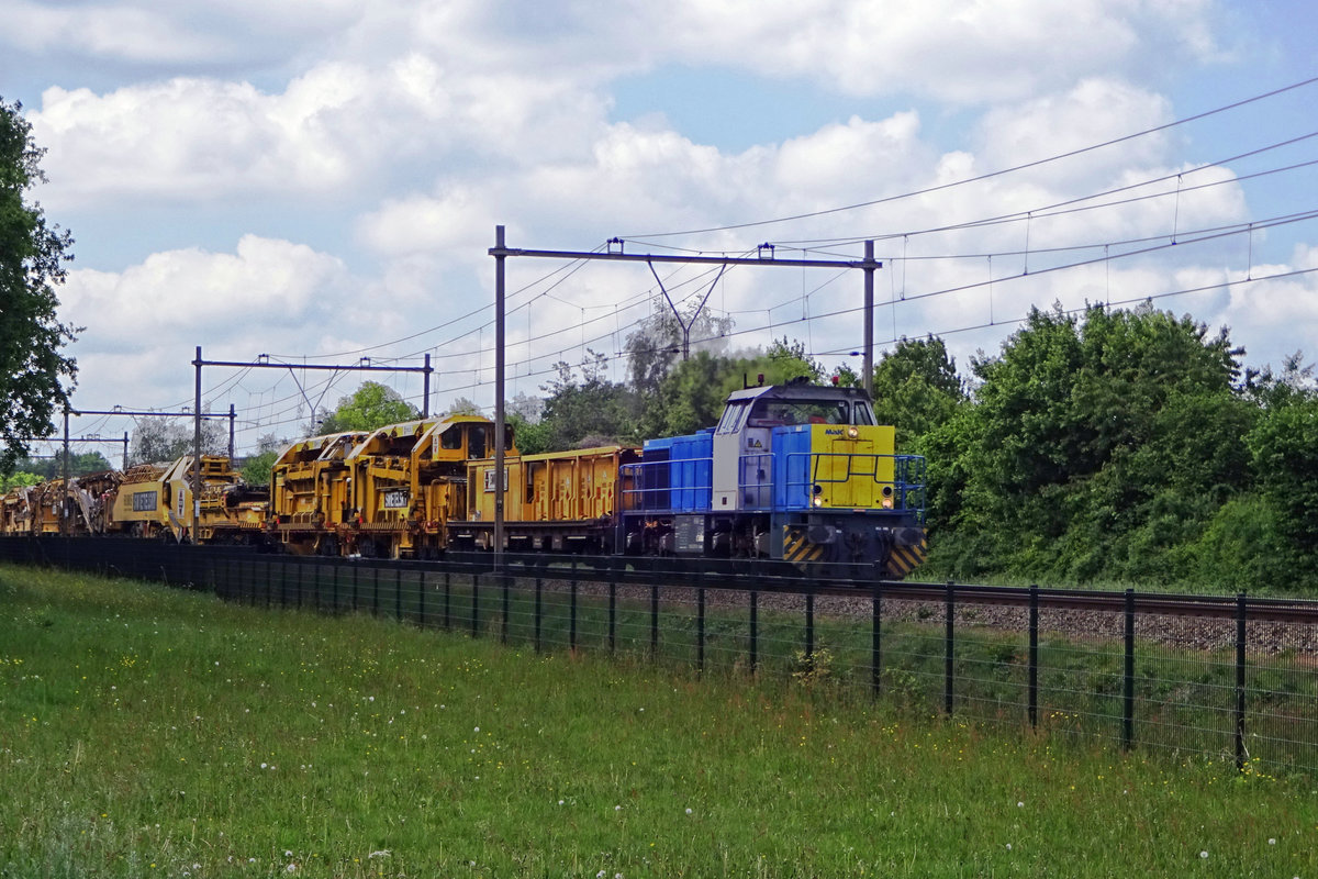 RTS 1018 schleppt bei Alverna ein Swietelski Gleisbaugerät am 11 Mai 2019.